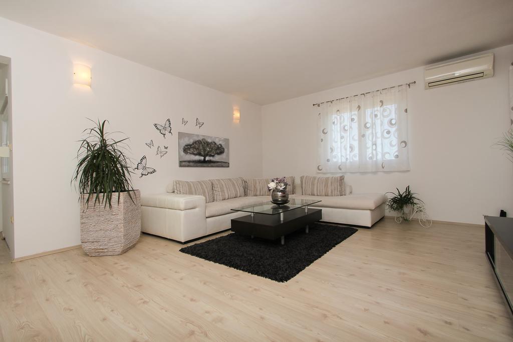 Apartment Lara Kaštel Novi Dış mekan fotoğraf